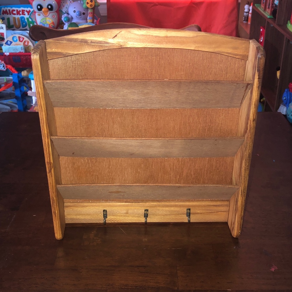 🏋️‍♂️ Wooden Wall Mail Organizer with Key Hooks